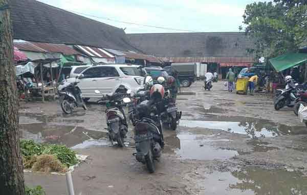 Parkir Pasar Indra Sari Semakin Kumuh