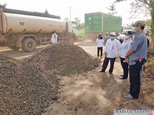 sopir truk angkutan menyumbangkan agregat sekitar 200 kubik untuk memperbaiki jalan yang rusak