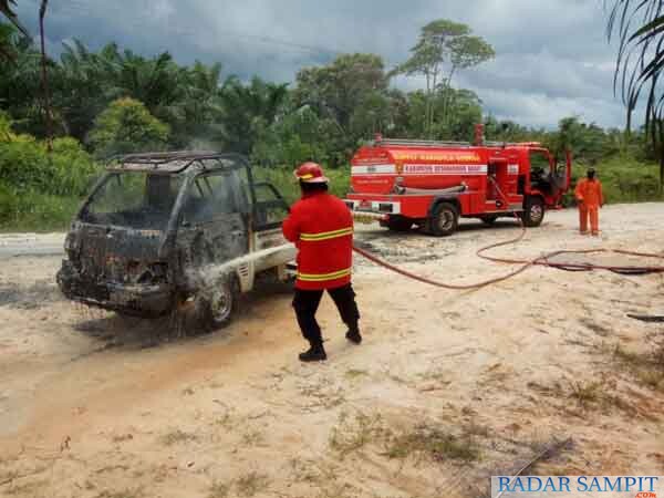 Pikap Terbakar