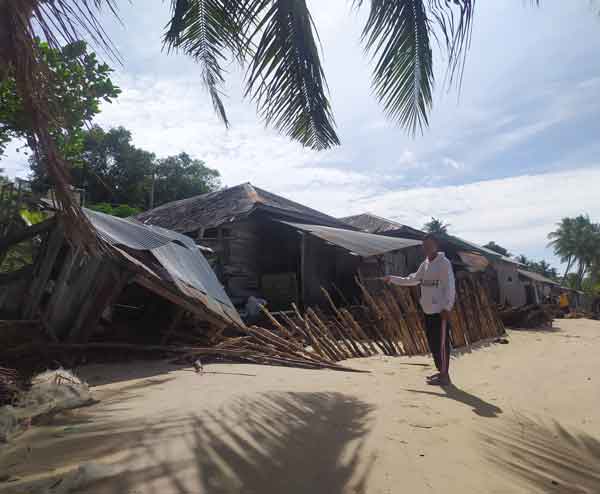 pantai di Desa Keraya