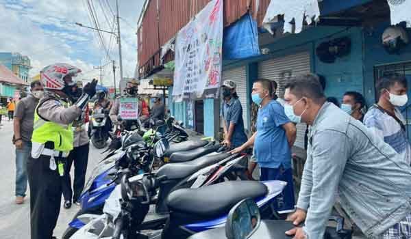 Pakai Masker Enggak Pakai Helm