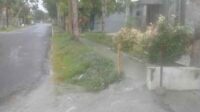 mengeluhkan luapan air dari drainase