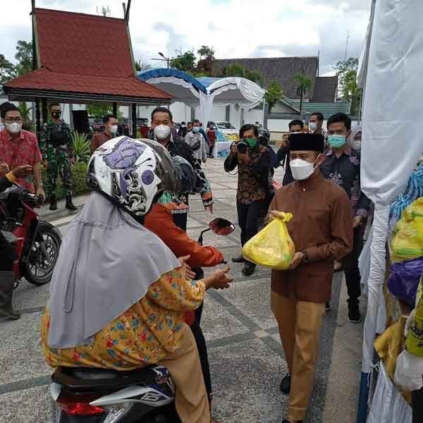 Wali Kota Bagikan Sembako