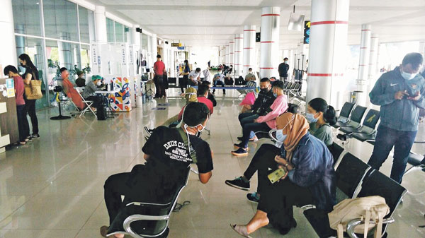 Ratusan Penumpang Jejali Bandara di Kalteng