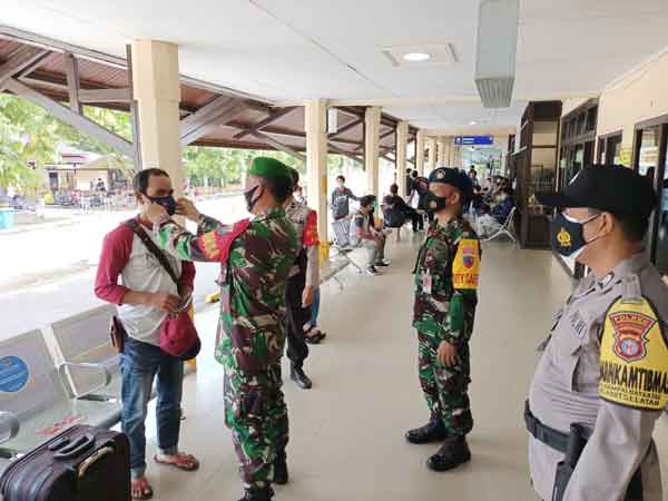 Petugas Gabungan Operasi Yustisi di Bandara