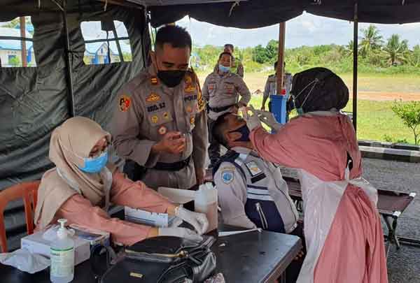 Penjaga Pos Perbatasan Jalani Swab