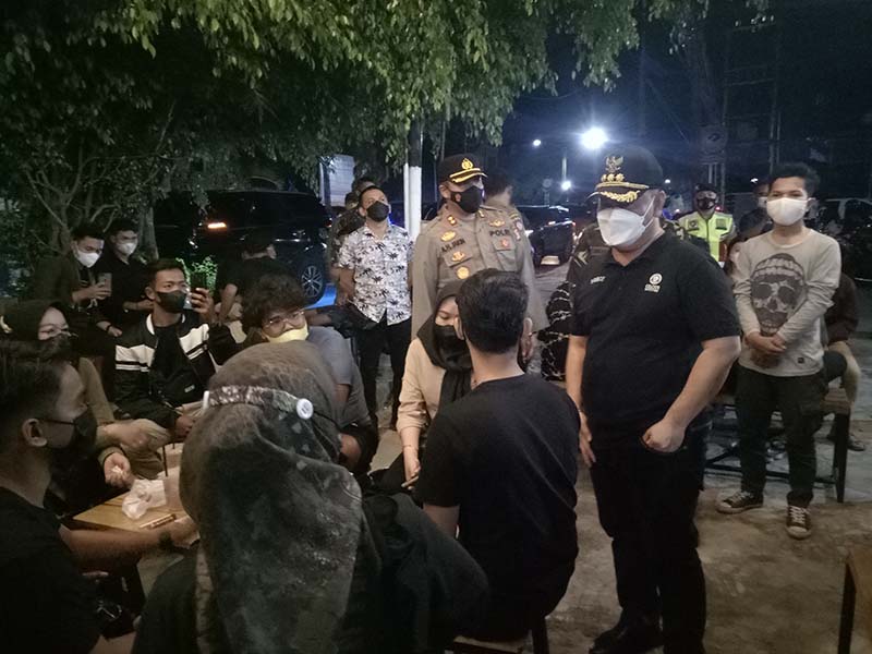 Banyaknya kerumunan di sejumlah kafe