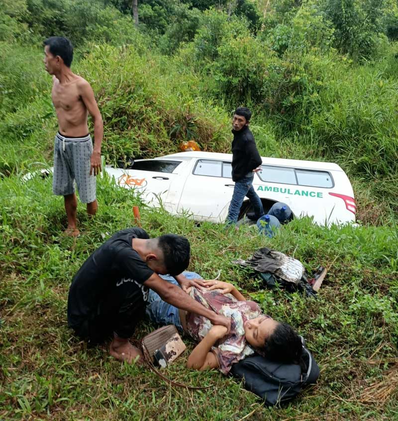 Ambulans Bawa Ibu Hamil Masuk Rawa