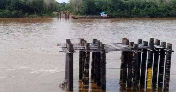 Tiang Jembatan Ambruk Ditabrak Tongkang