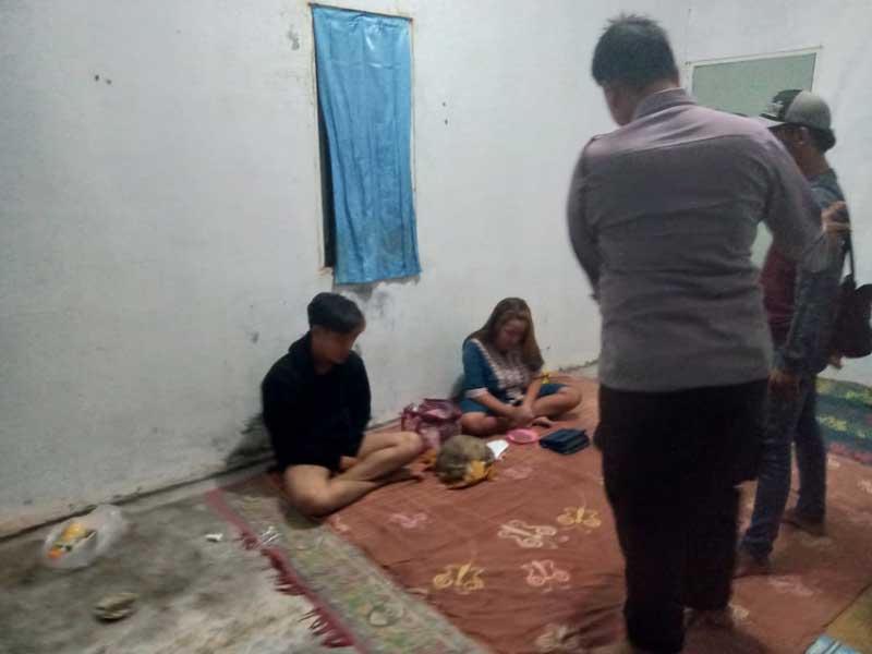 Serumah dengan Pria Lain