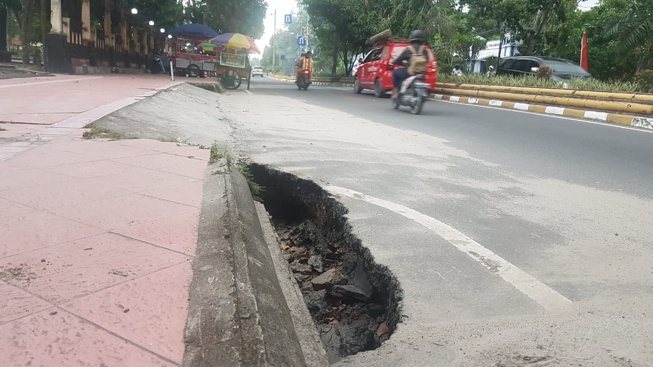 Lubang Menganga di Jalan Dibiarkan