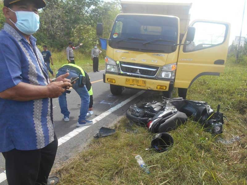 Salip Tronton Tabrak Truk Pengendara Motor Tewas