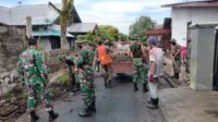 Denzibang Bersama Masyarakat Bersihkan Selokan 