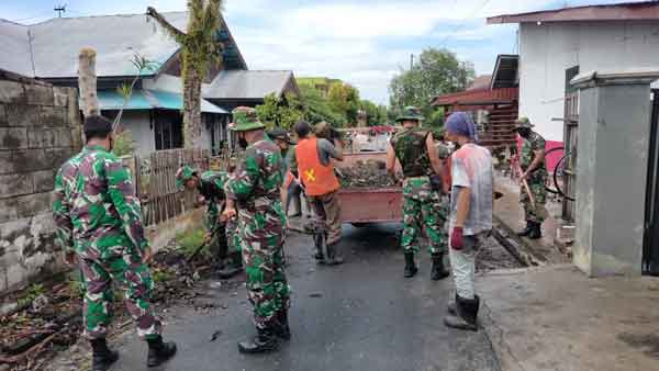 Denzibang Bersama Masyarakat Bersihkan Selokan 