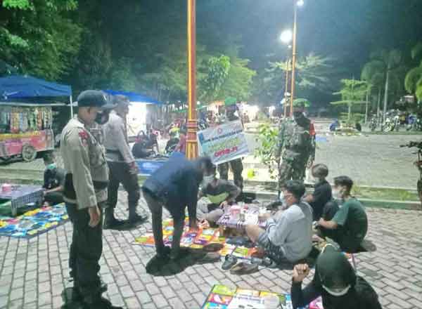 Petugas Gencar Bubarkan Kerumunan  