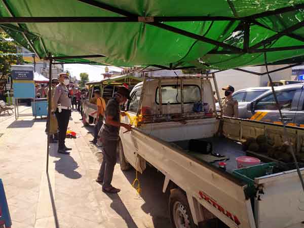 Didatangi Satpol PP PKL Buah Kalang Kabut