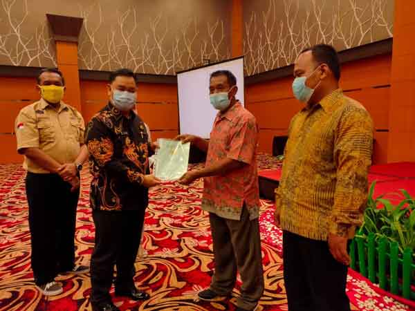 Bupati Kotim Serahkan 200 Sertifikat Plasma