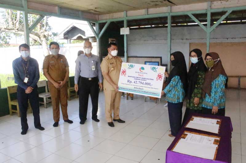 menyalurkan bantuan