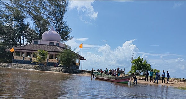 Pantai Ujung Pandaran,Makam Buyut Datu Kalampayan di Pantai Ujung Pandaran,pantai ujung pandaran kalimantan tengah,pantai ujung pandaran kabupaten kotawaringin timur kalimantan tengah,pantai ujung pandaran terbaru,penginapan pantai ujung pandaran,misteri pantai ujung pandaran,radar sampit hari ini,radar sampit hari ini 2022,radar sampit 2022,radar sampit kriminal hari ini