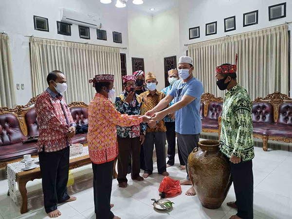 sanksi adat