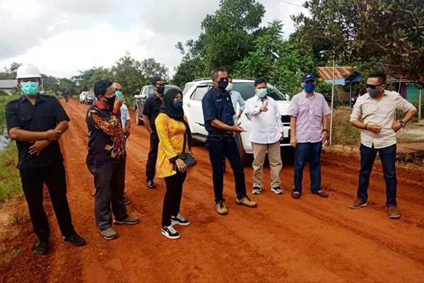 jalan tanah mas sampit,penanganan jalan perusahaan,perusahaan bangun jalan tanah mas kotim,sampit,jalan tanah mas,radar sampit,radar sampit 2022,berita sampit