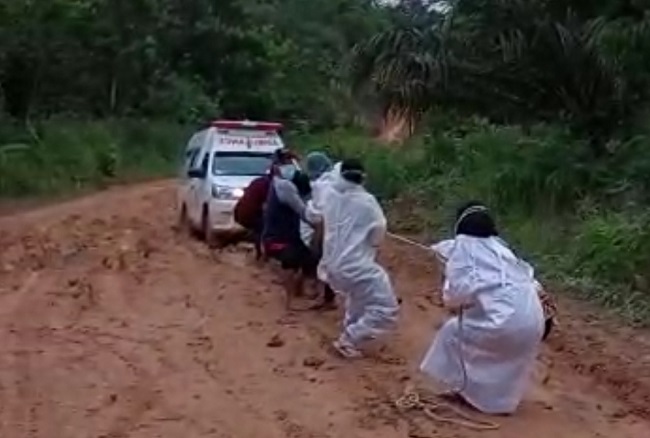 kisah tenaga kesehatan pelosok desa