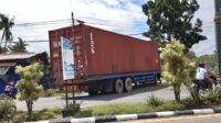 langgar jam melintas truk kontainer