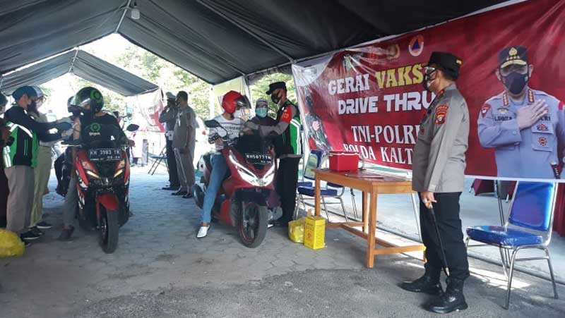 Pengendara Dihentikan Polisi Disuntik Vaksin Gratis