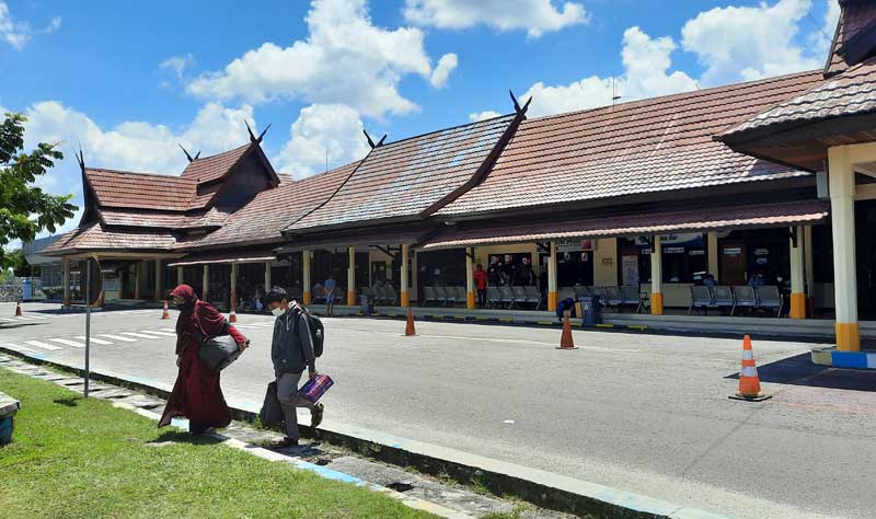 Penumpang di Bandara Menurun
