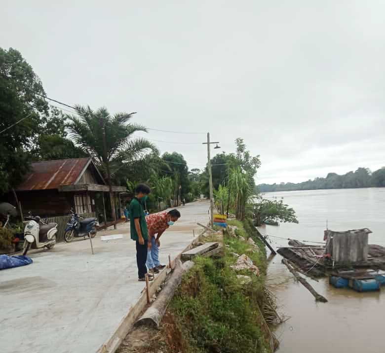 Jalan Desa terancam ambruk