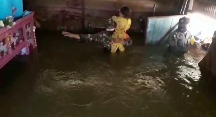 dua anak terjebak banjir di aruta