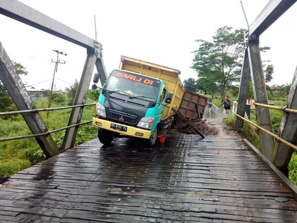 terperosok di jembatan