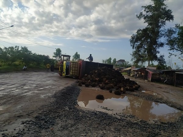 truk terguling jalan rusak