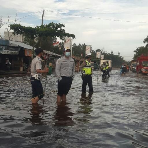 jalan sudirman banjir, kendaraan macet