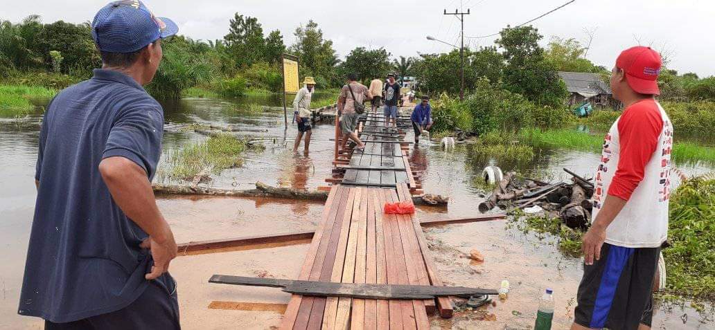 KANTOR DESA LUMPUH TERKENA BANJIR