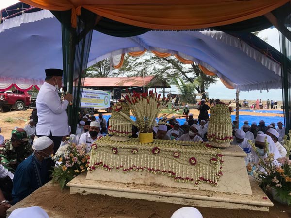 Proses pemindahan Makam Syech Abu Hamid bin Mufti Muhammad As'ad bin Syarifah binti Maulana Syech Muhammad Arsyad Al Banjari di Desa Ujung Pandaran