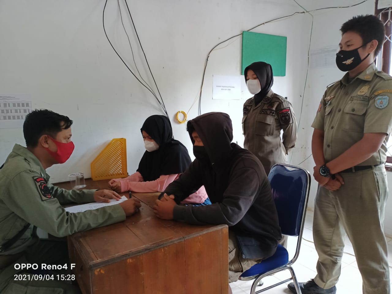 Sepasang Pelajar Ketahuan Mesum di Teras Gedung Pertemuan Umum,mesum,lamandau,pelajar mesum,pelajar cabul,satpol pp