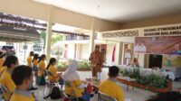 Kepala Dinas Kebudayaan dan Pariwisata Kalteng Dr Guntur Talajan saat memberikan materi terkait sejarah piring Malawen bagi masyarakat Kalimantan