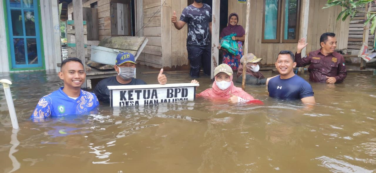 Mensos Tinjau Banjir di Kalteng