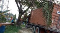 Kontainer nyangkut