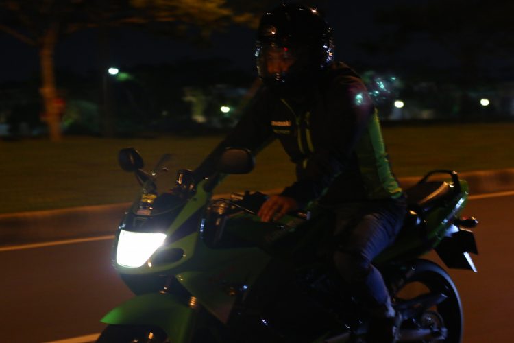 Tip Aman Berkendara Motor pada Malam Hari