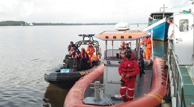 penumpang kapal terjun ke laut