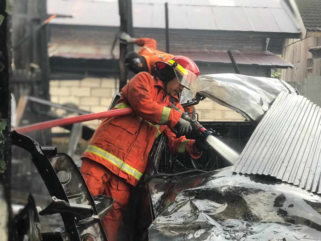 bengkel mobil terbakar