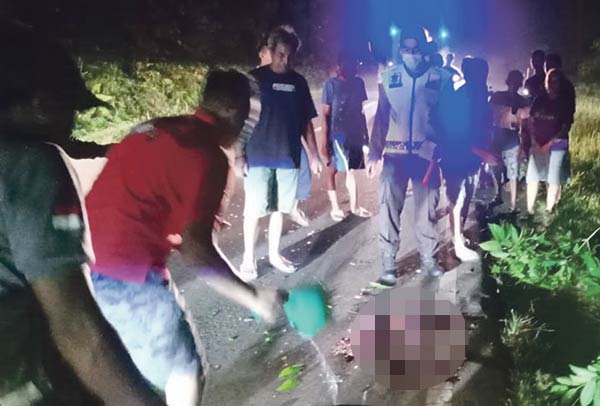 Truk Hantam Ayah dan Anak dari Belakang
