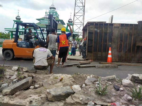 KONTAINER TERGULING truk terguling