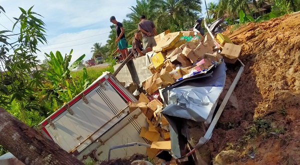 truk boks ambyar kecelakaan