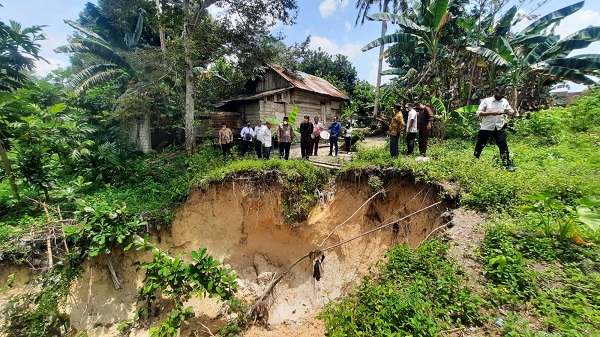 tanah longsor di pangkalan bun