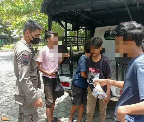 Kepergok Mabuk Lem Empat Remaja Diangkut Pol PP
