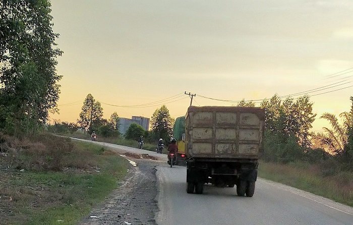 TRUK JALAN KOLAM jalan rusak