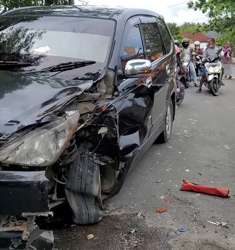 Arut Selatan,avanza tabrak pohon di pangkalan bun